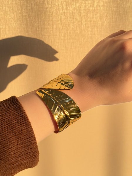 اسوارة بنجل على شكل ورقة <br> <span class='text-color-warm'>سيتوفر قريبا❤️</span>