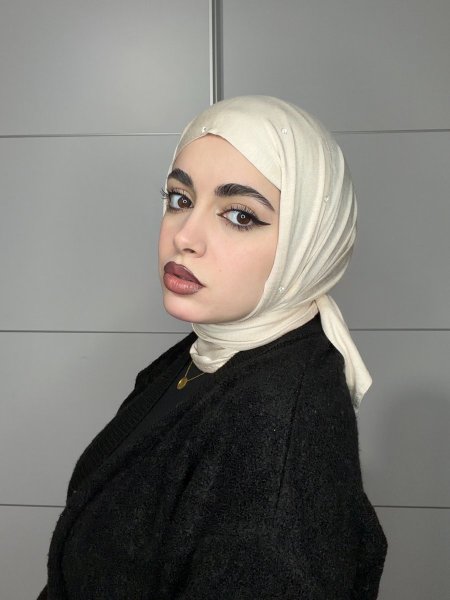 شال مثلث قطني مع ستراس خفيف <br> <span class='text-color-warm'>سيتوفر قريبا❤️</span>