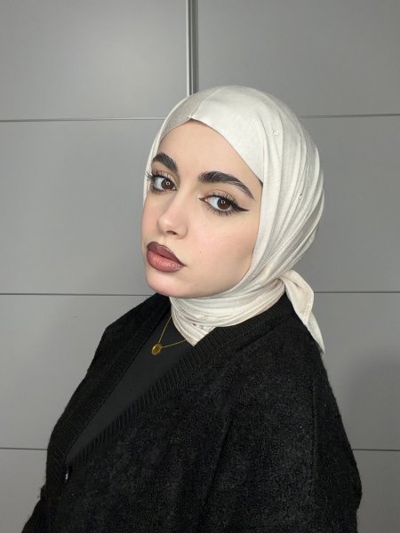 شال مثلث قطني مع ستراس خفيف <br> <span class='text-color-warm'>سيتوفر قريبا❤️</span>