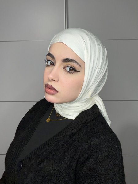 شال مثلث قطني مع ستراس خفيف <br> <span class='text-color-warm'>سيتوفر قريبا❤️</span>