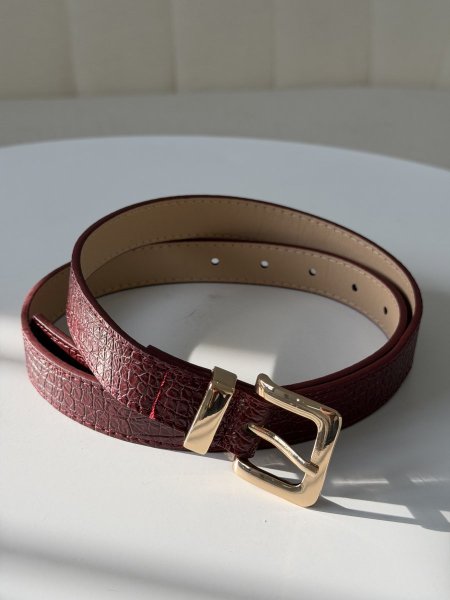 حزام جلد تمساح باللون البيرغندي