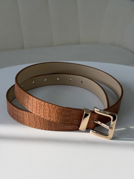 حزام جلد تمساح باللون العسلي