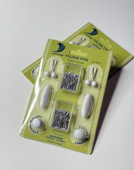 كرت دبابيس مكس ابيض "مغناطيس،مشبك،دبابيس صغيرة وكبيرة"