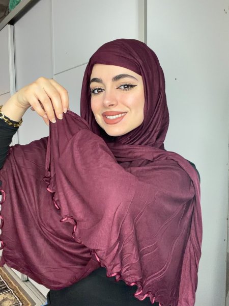 قطني مع كسرات بيرغندي غامق