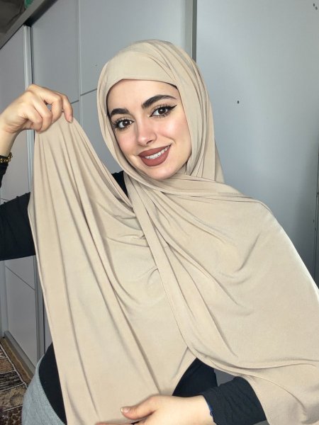 حجاب لايكرا مائل للبيج