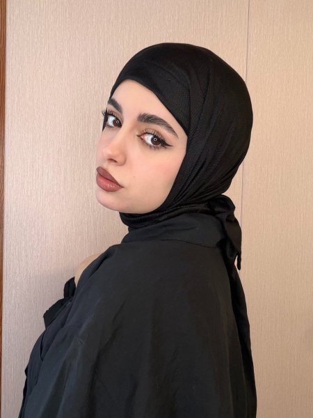 مثلث أسود مع ستراس خفيف