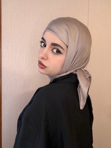 مثلث مع ستراس خفيف