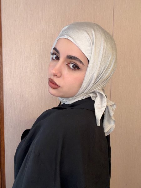 مثلث مع ستراس خفيف