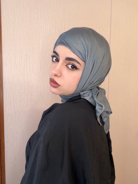 مثلث مع ستراس خفيف