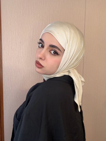 مثلث مع ستراس خفيف